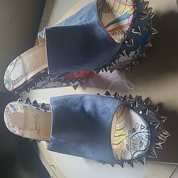 Christian Louboutin - Picture 2 of 9